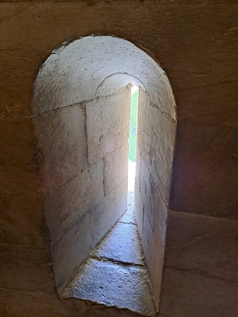 finestra monofora torre pendente di pisa