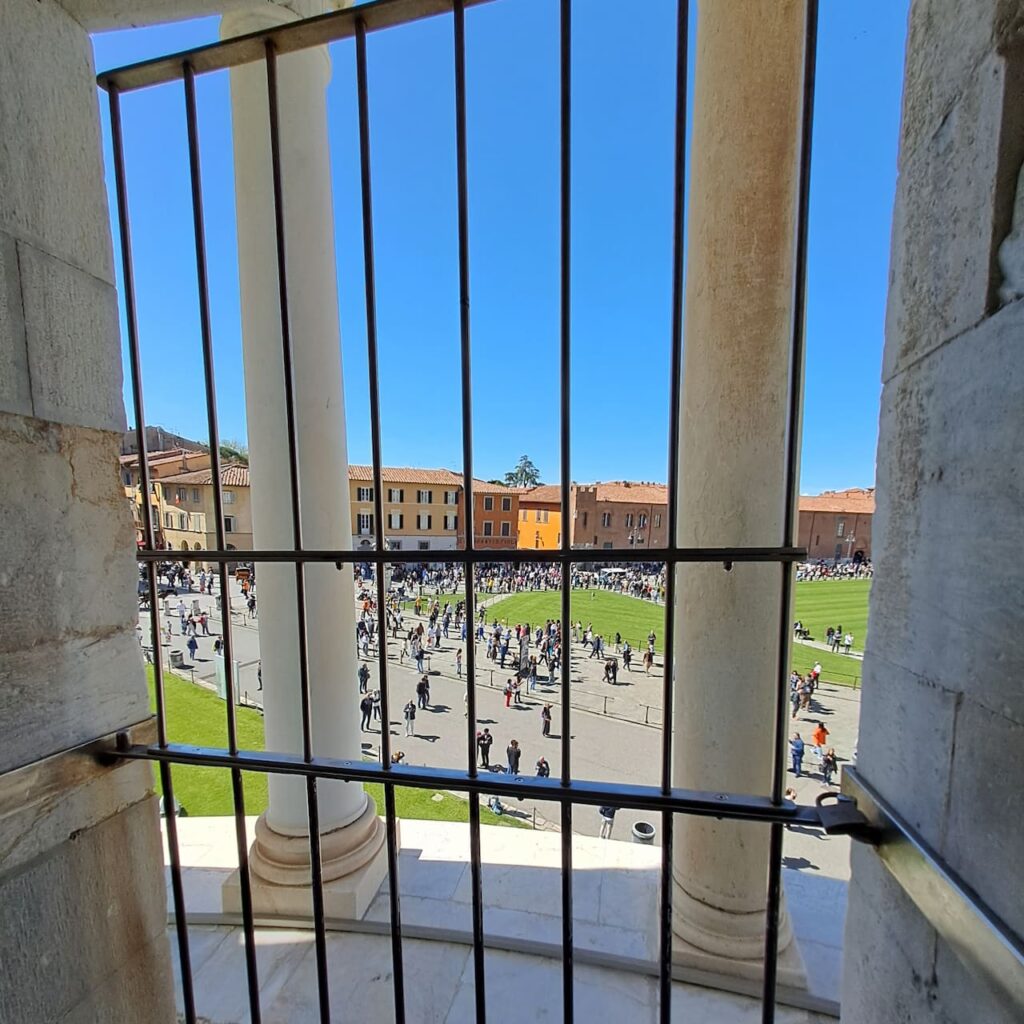 finestra torre di pisa colonne